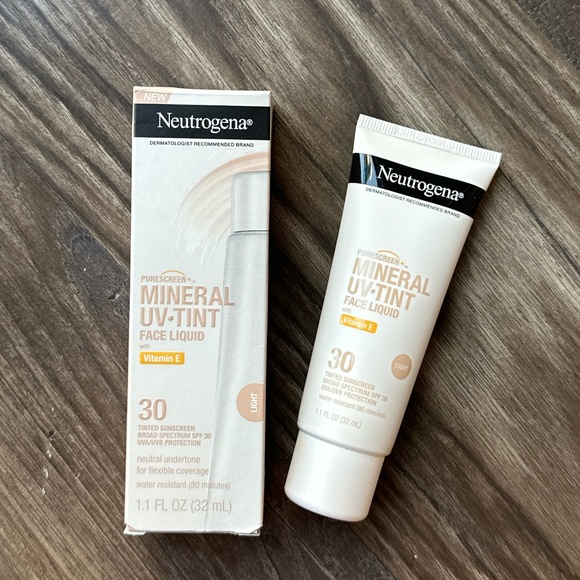 Neutrogena Mineral UV Tint Face Liquid Light Sunscreen - SPF 30 - 1.1oz - Picture 1 of 1